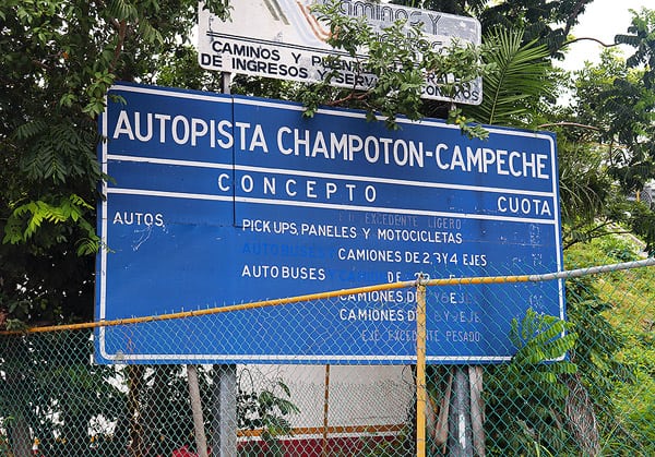 The official sign for the cuota or highway of Campeche. Although these highways have tolls, they are usually in better conditions.