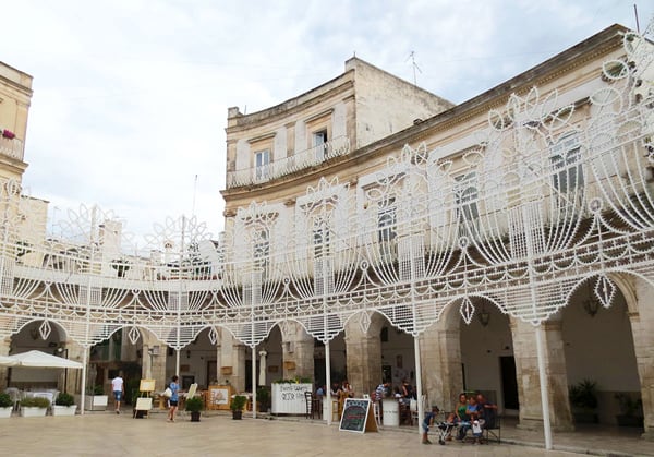 A circular plaza in Martina Franca with beautiful archways, homes to a couple restaurant patios.