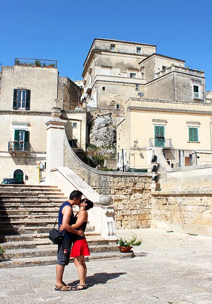 Robyn and Gavin sharing a kiss among the unique buildings of Matera.