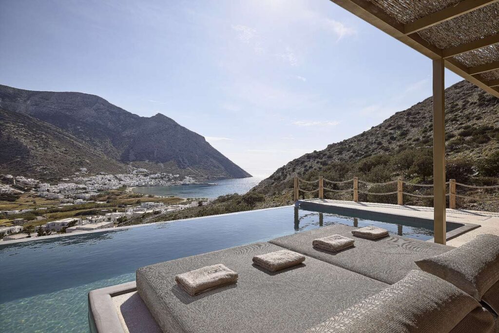 Located in Kamares, Apsila Suites feels like a 5-star luxury hotel. There are two huge sun beds with towels folded on the edge overlooking the large private pool.
